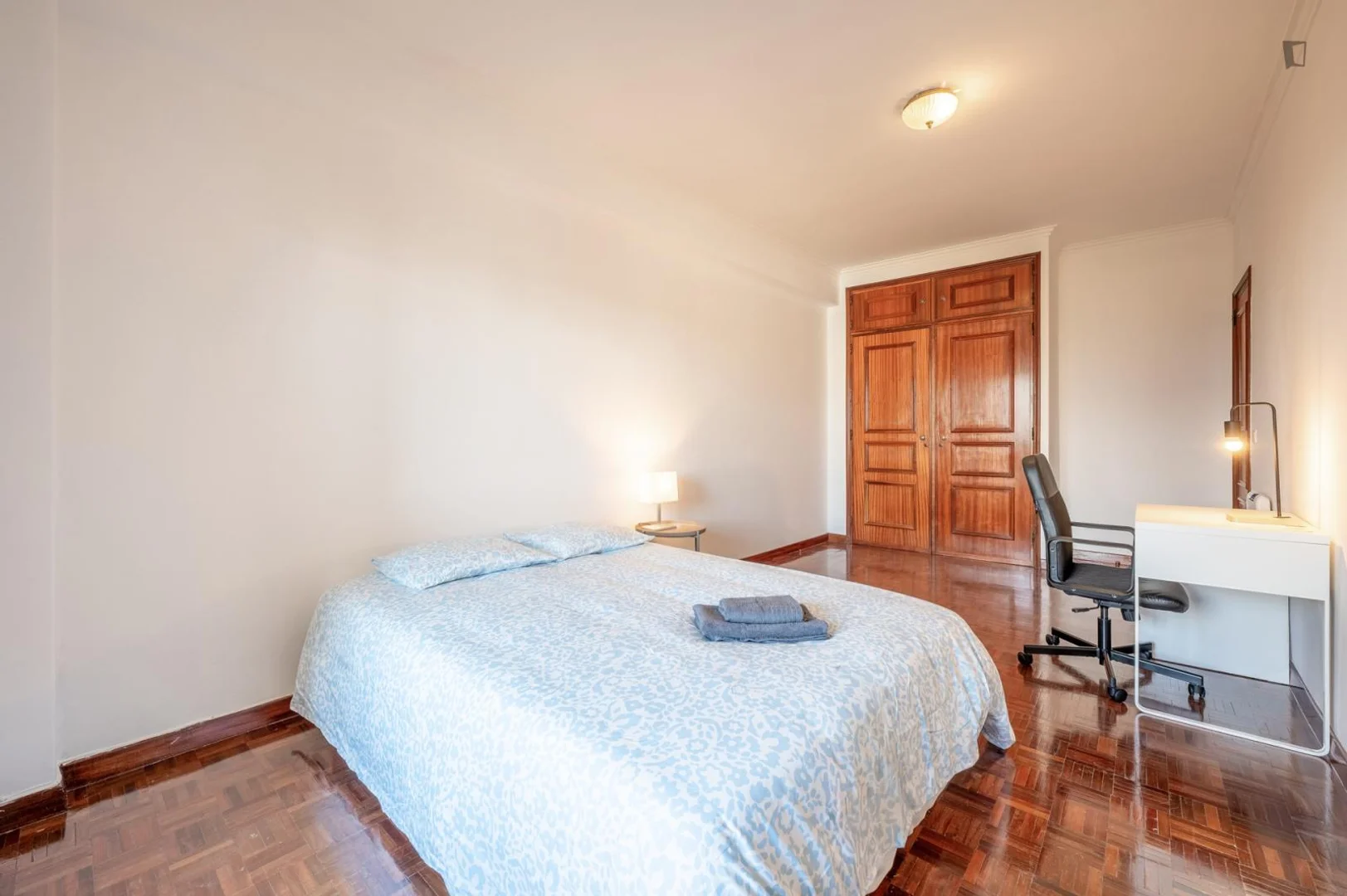 Quarto de estudante luminoso e arejado com acesso fácil à universidade em 