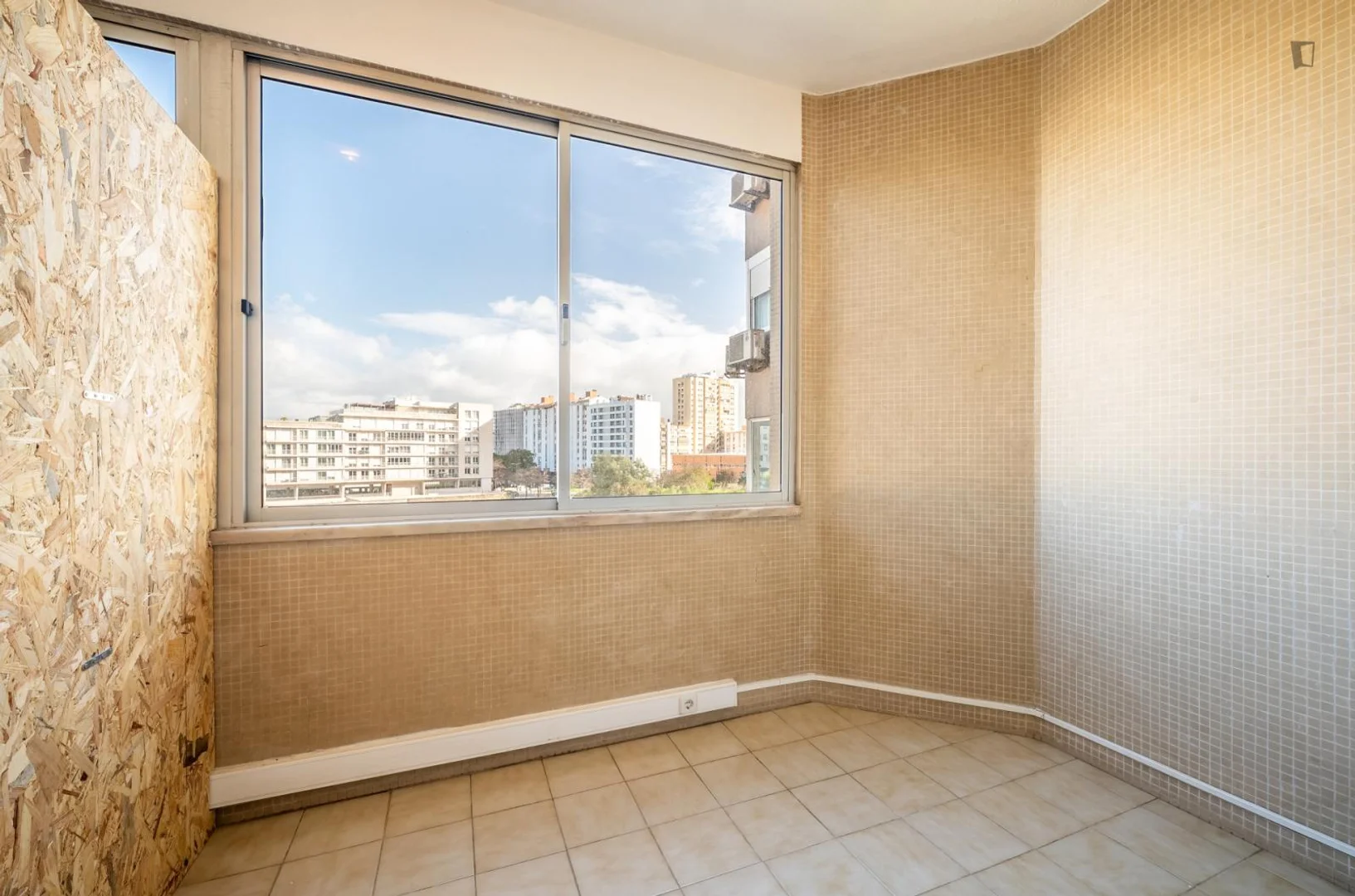 Quarto acessível para estudantes com iluminação ampla em 