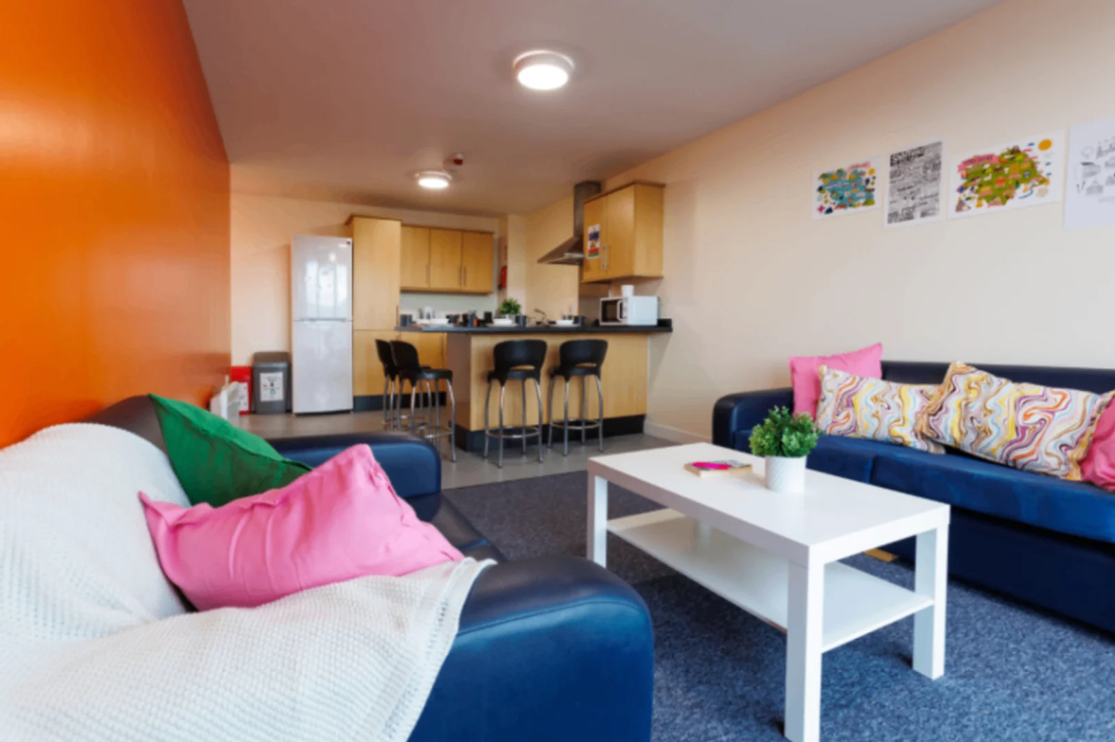 Studentenzimmer in mit Arbeitsbereich und Gemeinschaftseinrichtungen