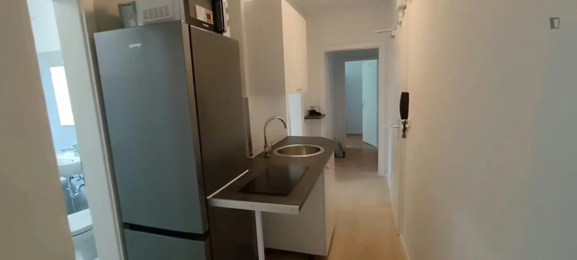 'de modern olanaklara sahip öğrenci dostu oda