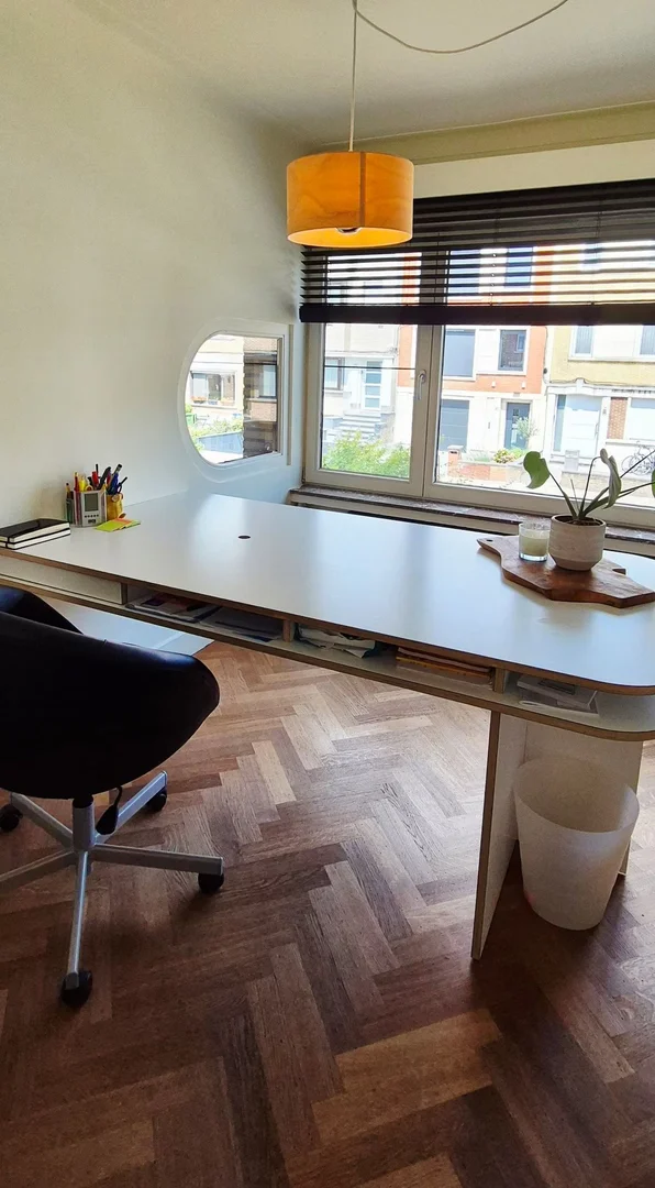 Quarto de estudante luminoso e arejado com acesso fácil à universidade em