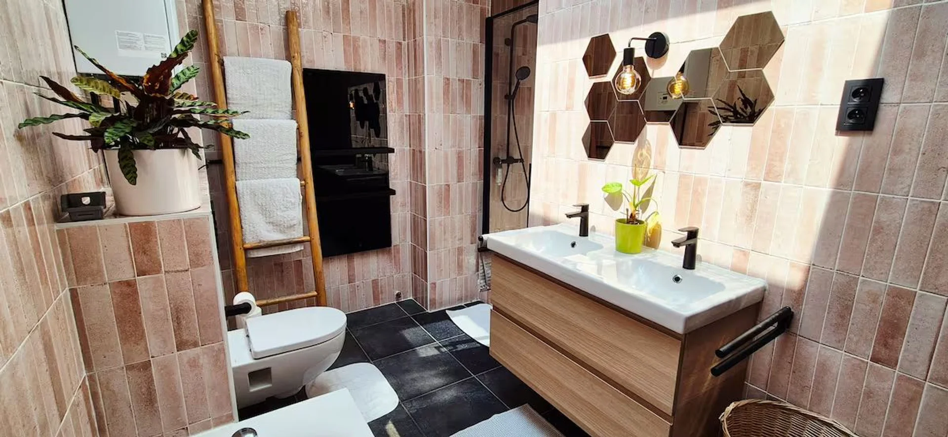 Quarto de estudante em com área de estudo e instalações partilhadas