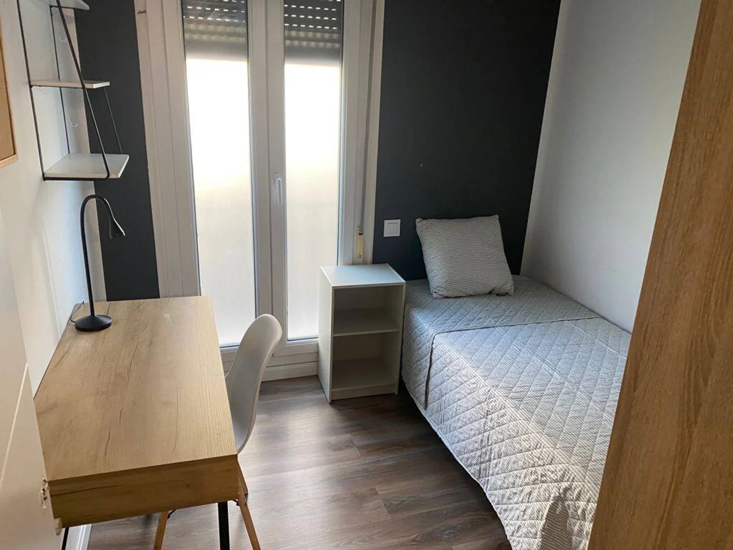 Quarto para alugar em apartamento de estudantes em , totalmente mobilado