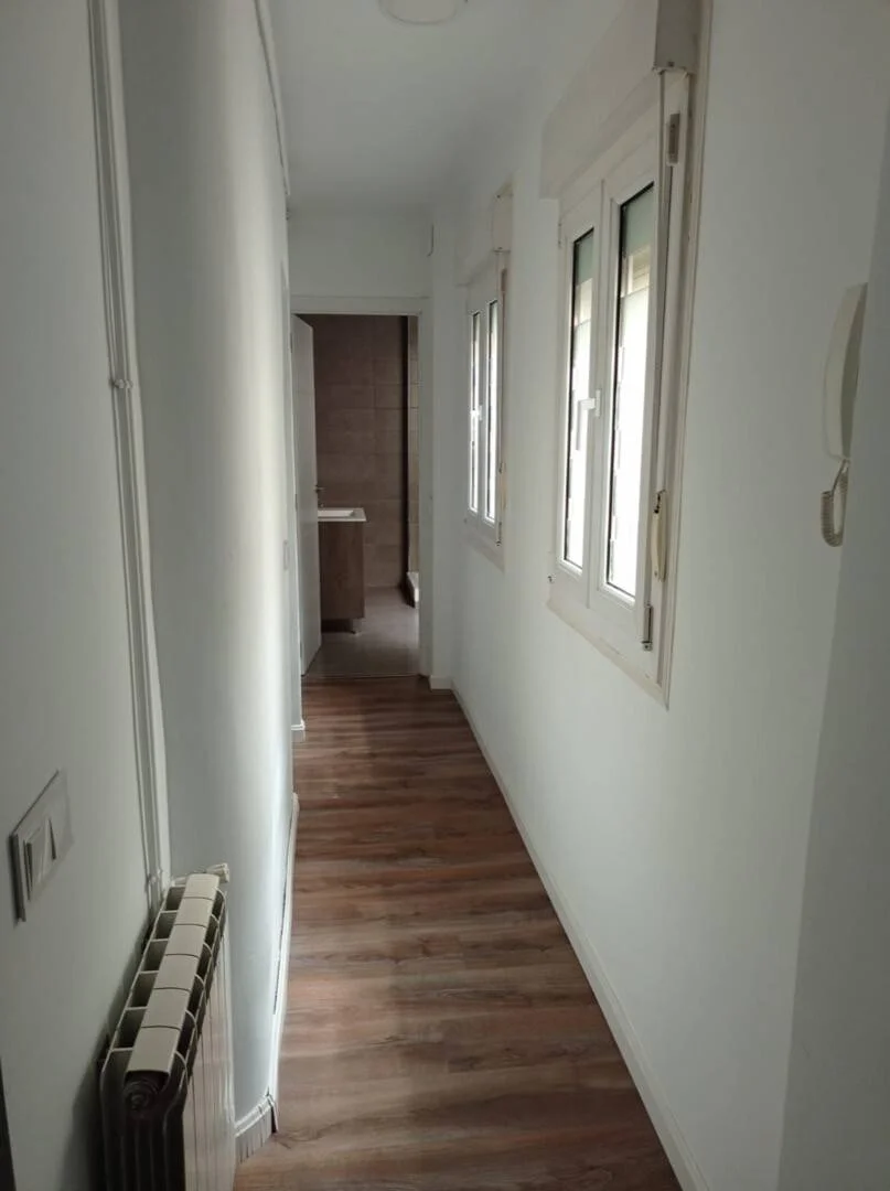 Quarto acessível para estudantes com iluminação ampla em 