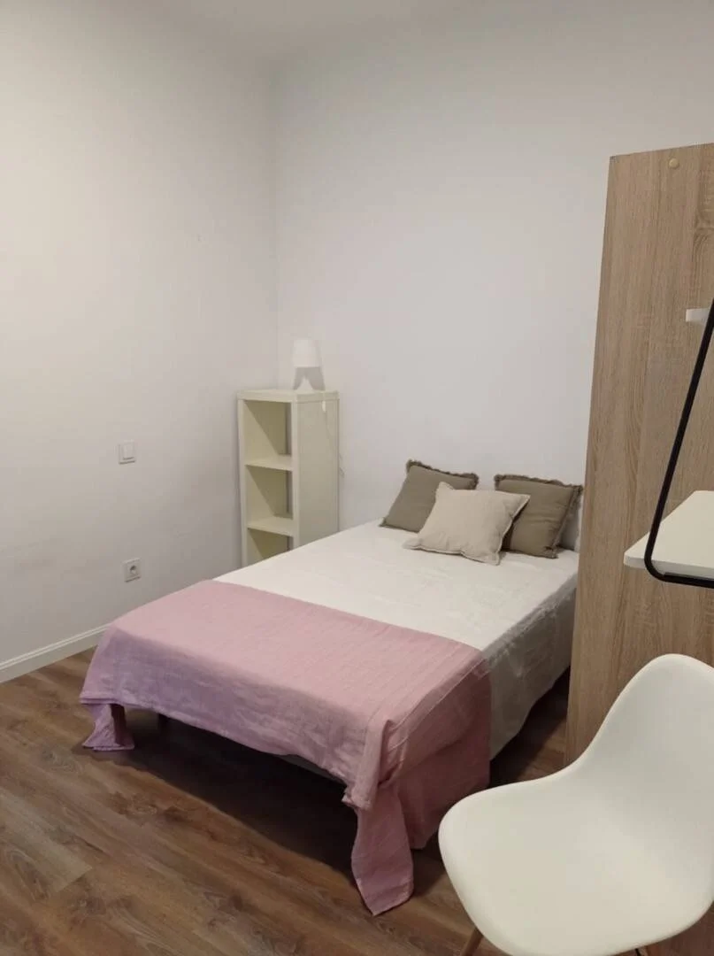 Quarto de estudante em  com área de estudo e instalações partilhadas