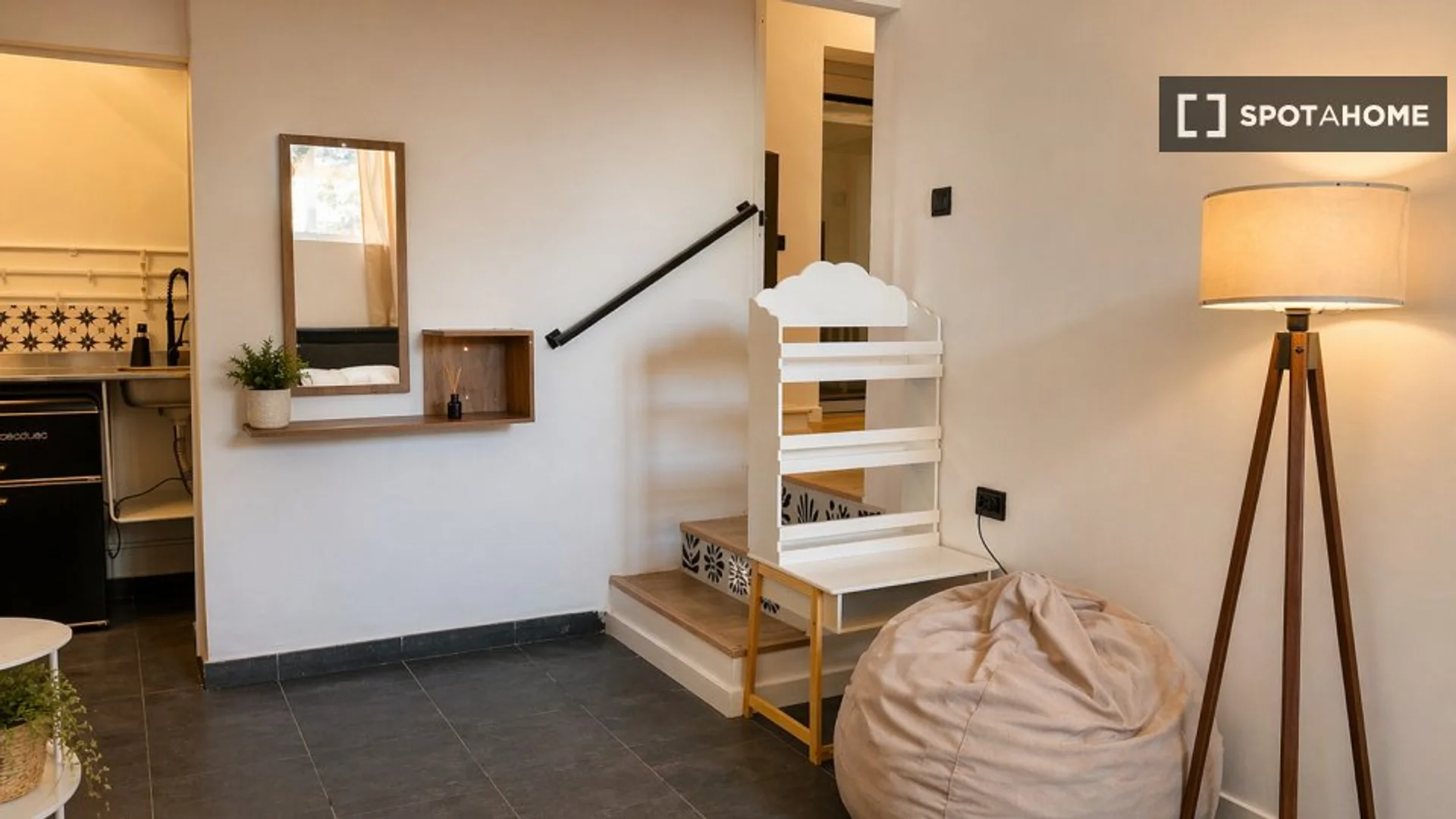 Studentenzimmer in  mit Arbeitsbereich und Gemeinschaftseinrichtungen