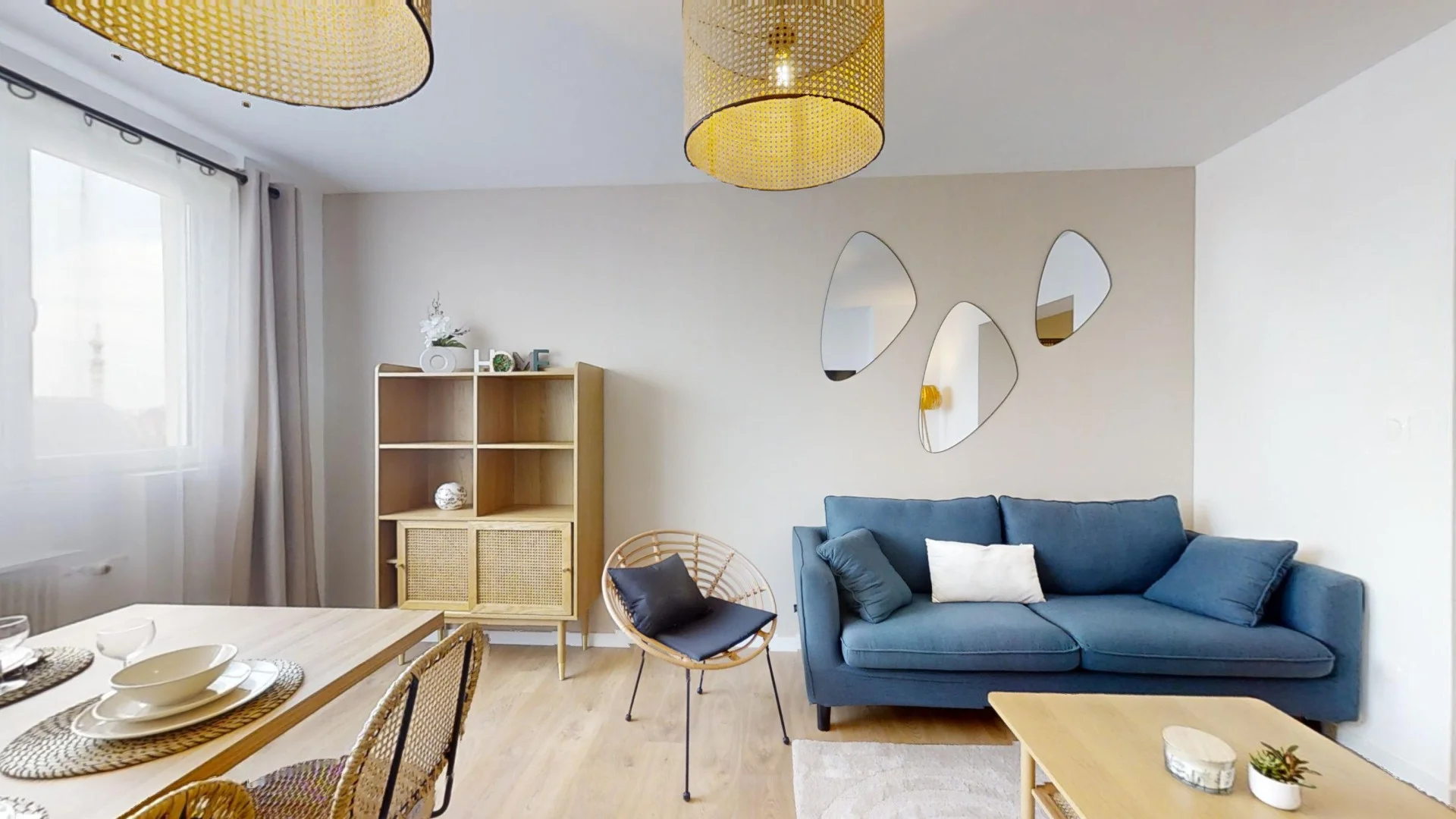 Quarto acessível para estudantes com iluminação ampla em 