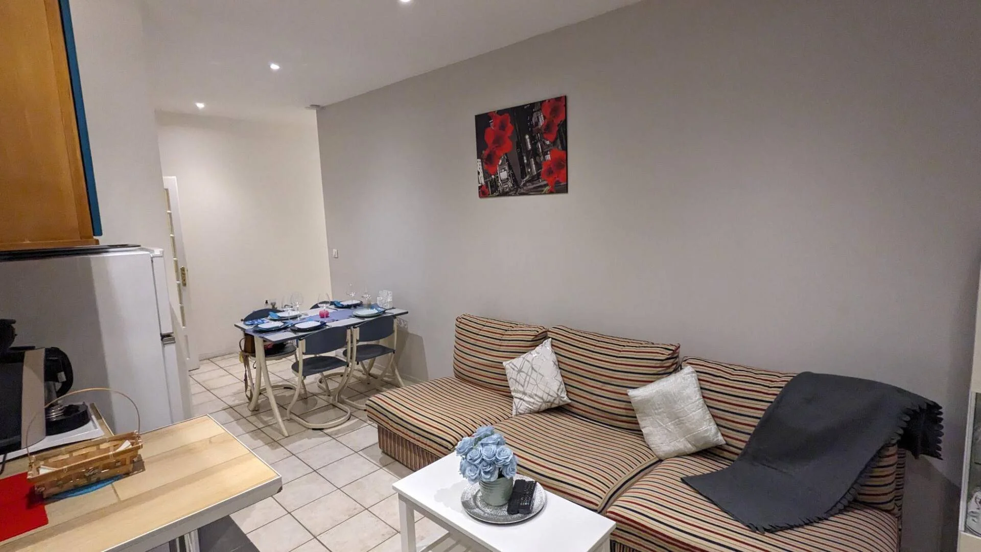 Habitación estudiantil luminosa y aireada con fácil acceso a la universidad en 