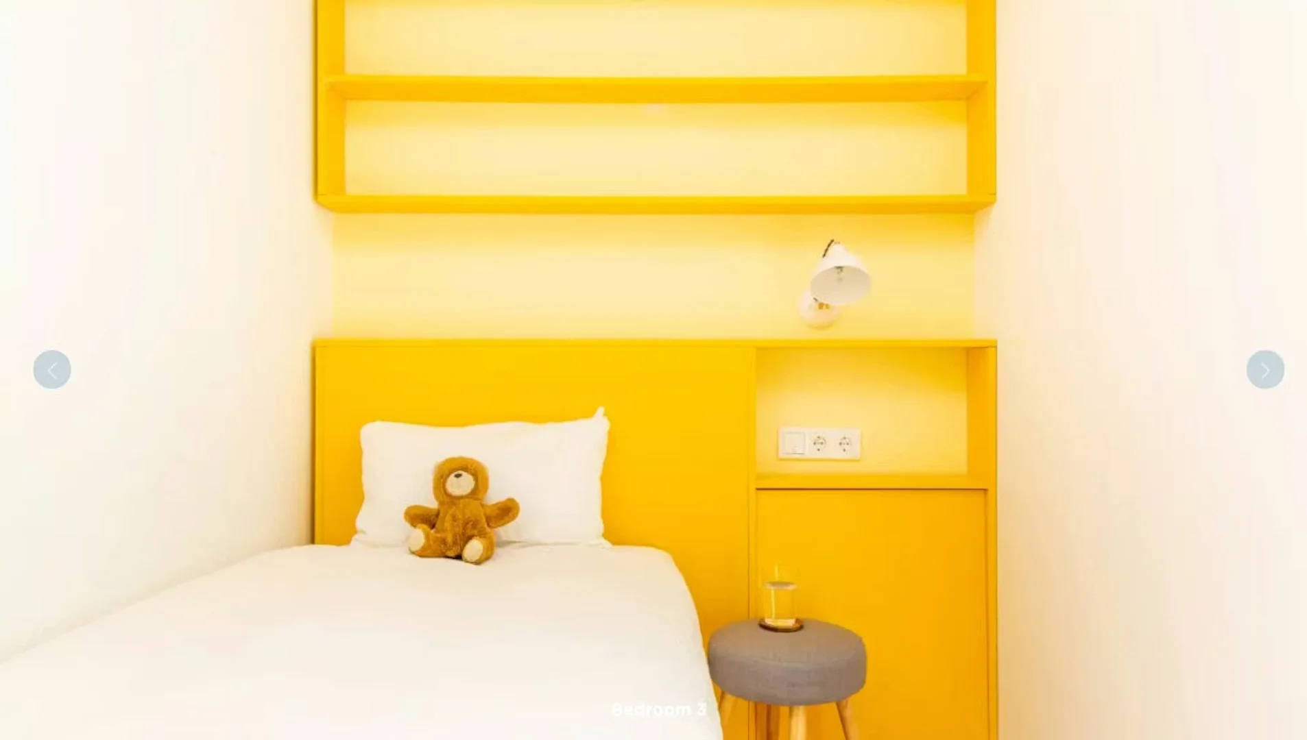 'da üniversiteye kolay erişime sahip aydınlık ve havadar öğrenci odası