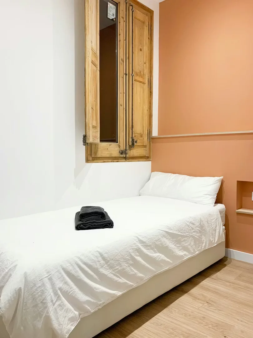 Chambre confortable pour étudiants disponible dans 