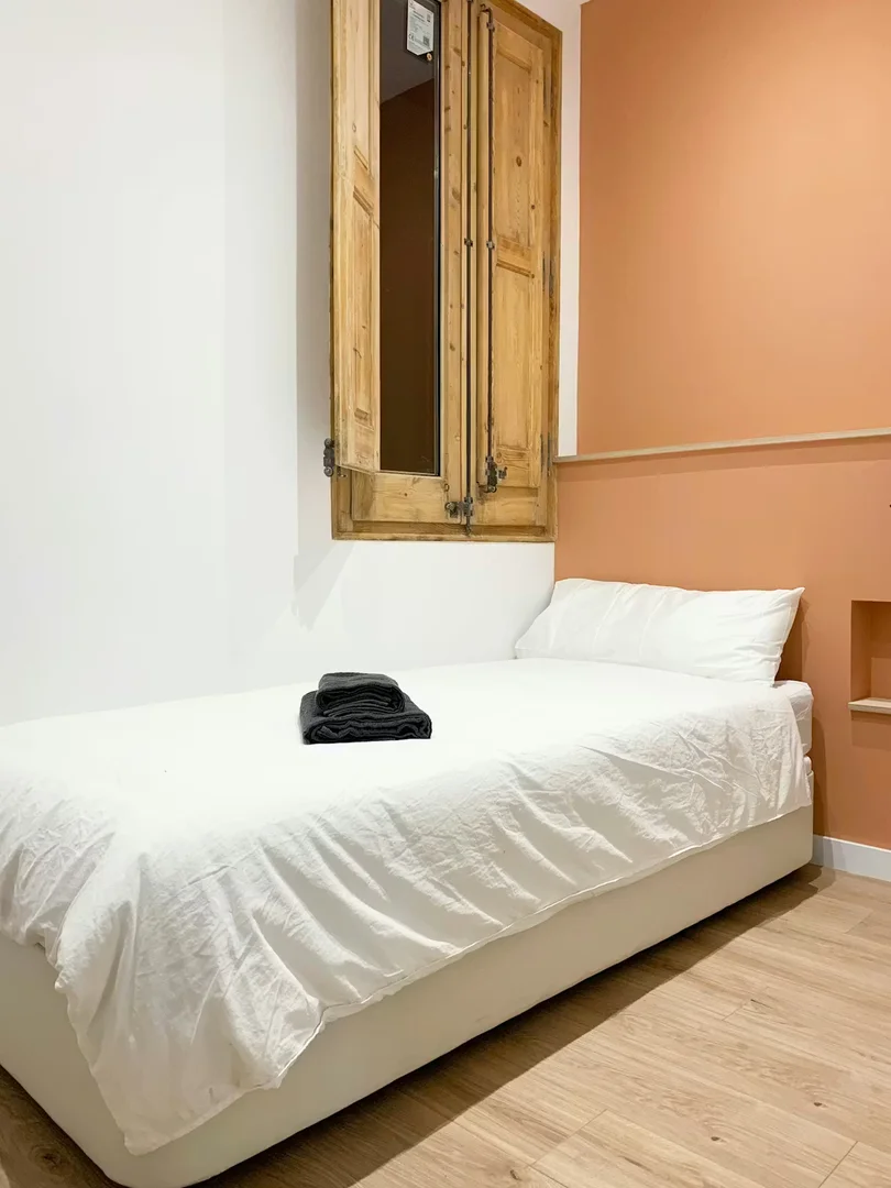 Chambre d'étudiant lumineuse et aérée avec accès facile à l'université dans 