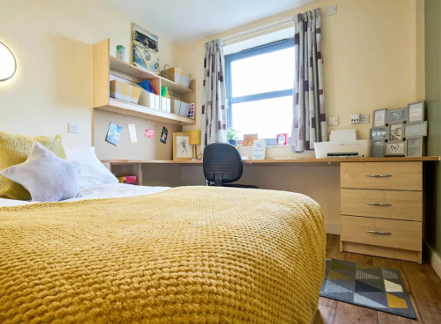 Habitación estudiantil funcional perfecta para estudiar en 