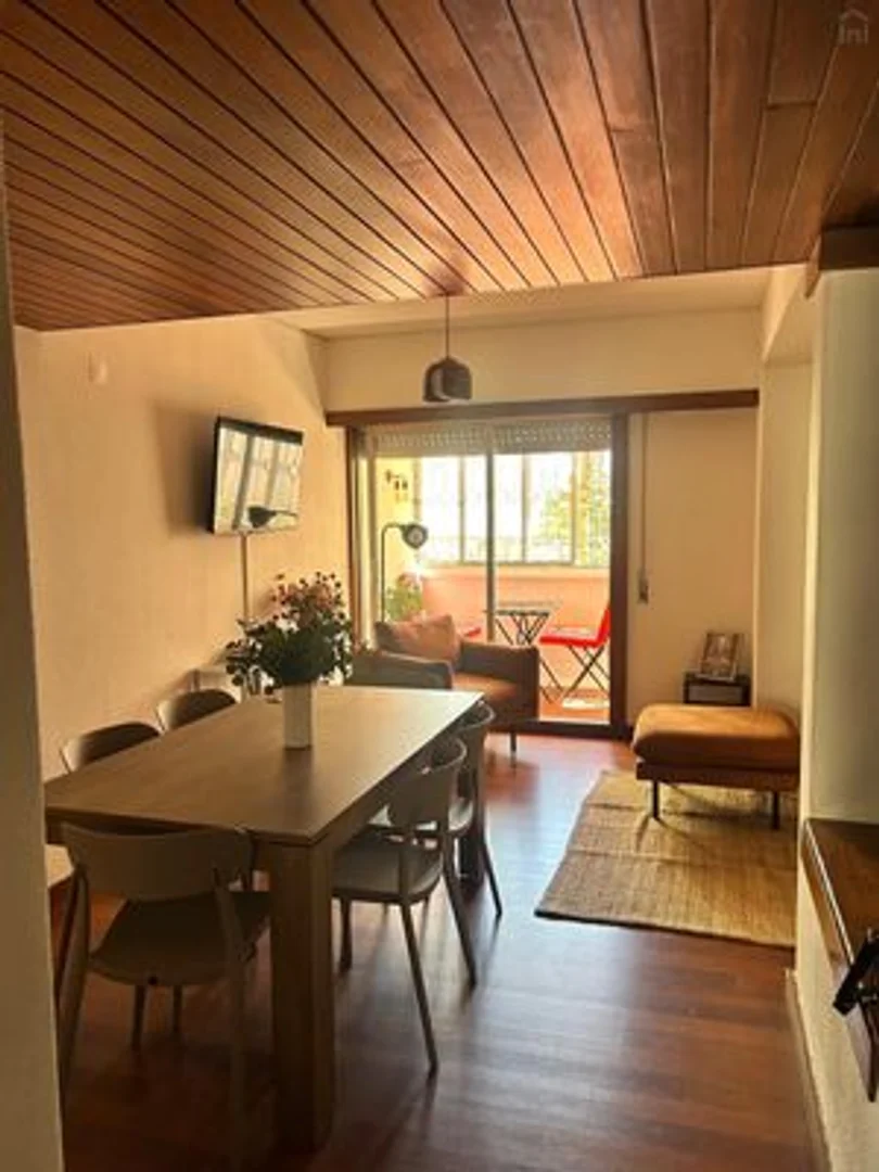 Quarto acessível para estudantes com iluminação ampla em 