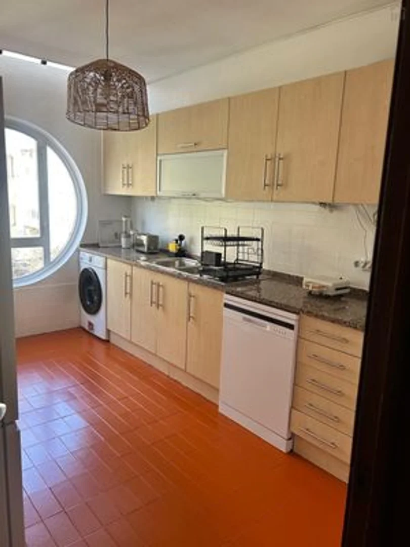 Quarto de estudante confortável e espaçoso em 
