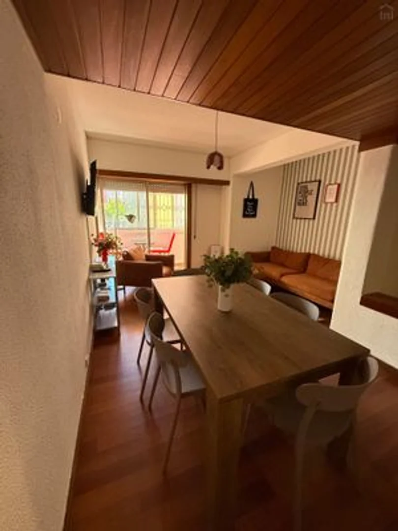 Quarto de estudante luminoso e arejado com acesso fácil à universidade em 