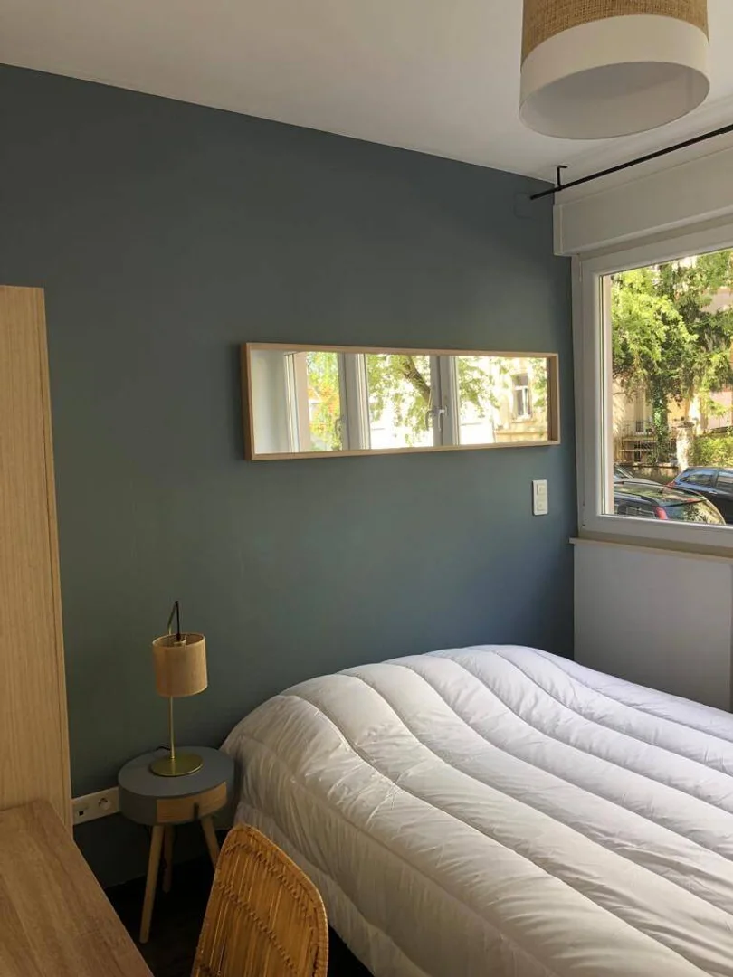 Habitación estudiantil amplia y cómoda en 