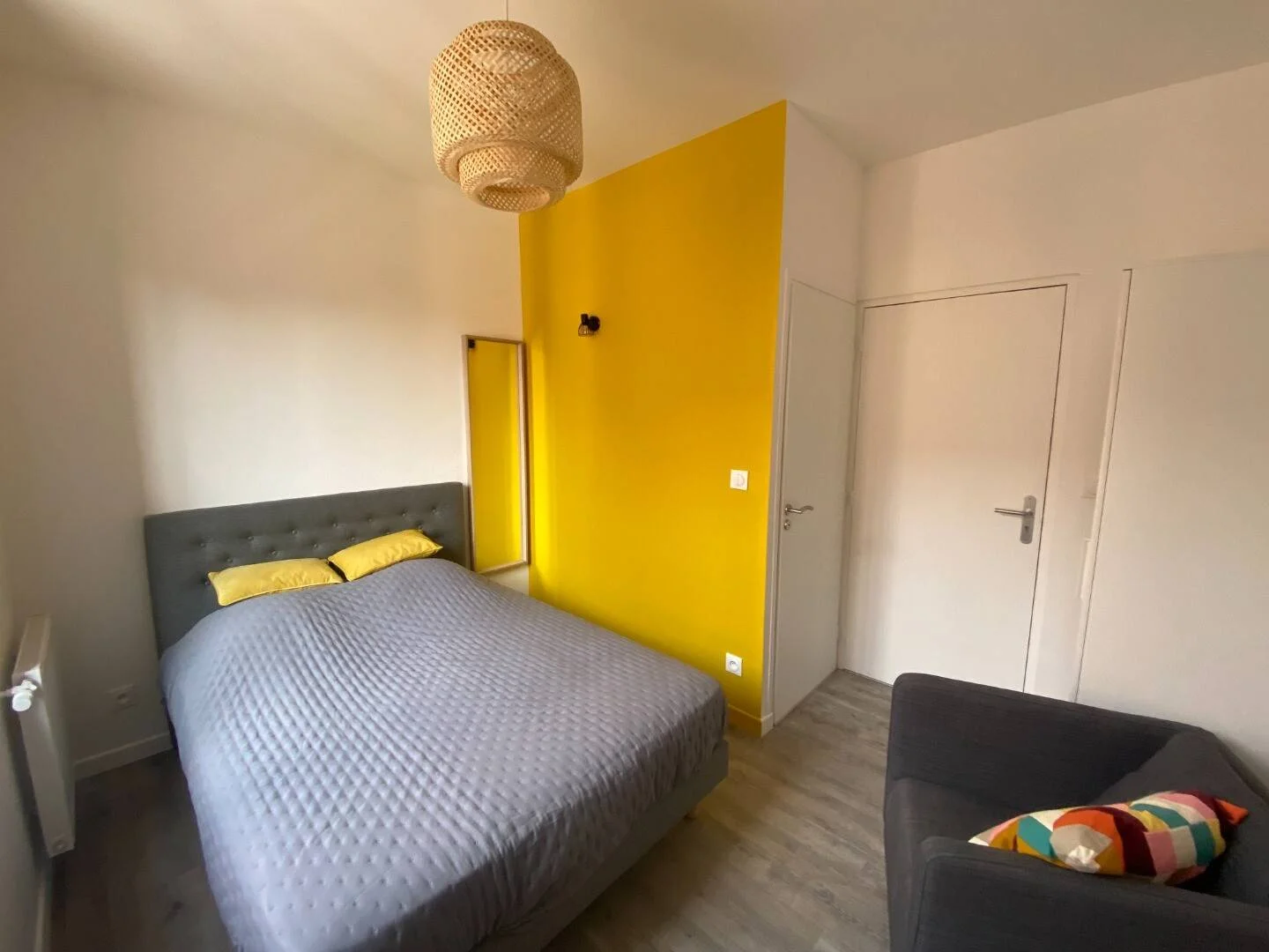 Quarto de estudante económico com localização conveniente em 