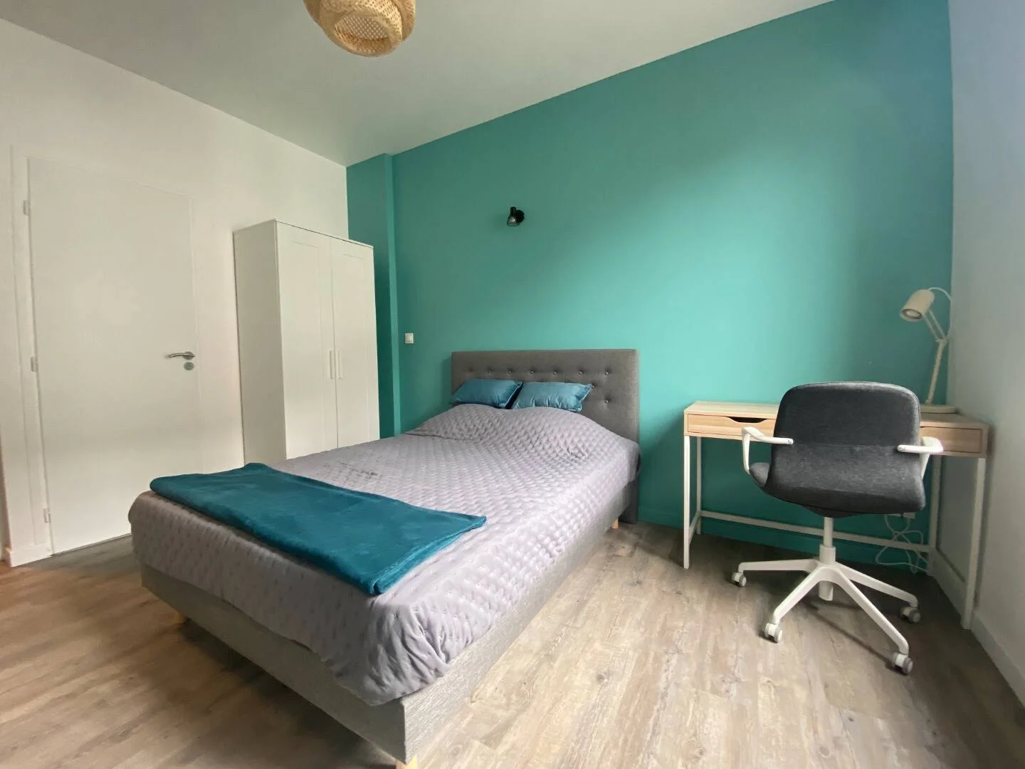 Quarto de estudante luminoso e arejado com acesso fácil à universidade em 