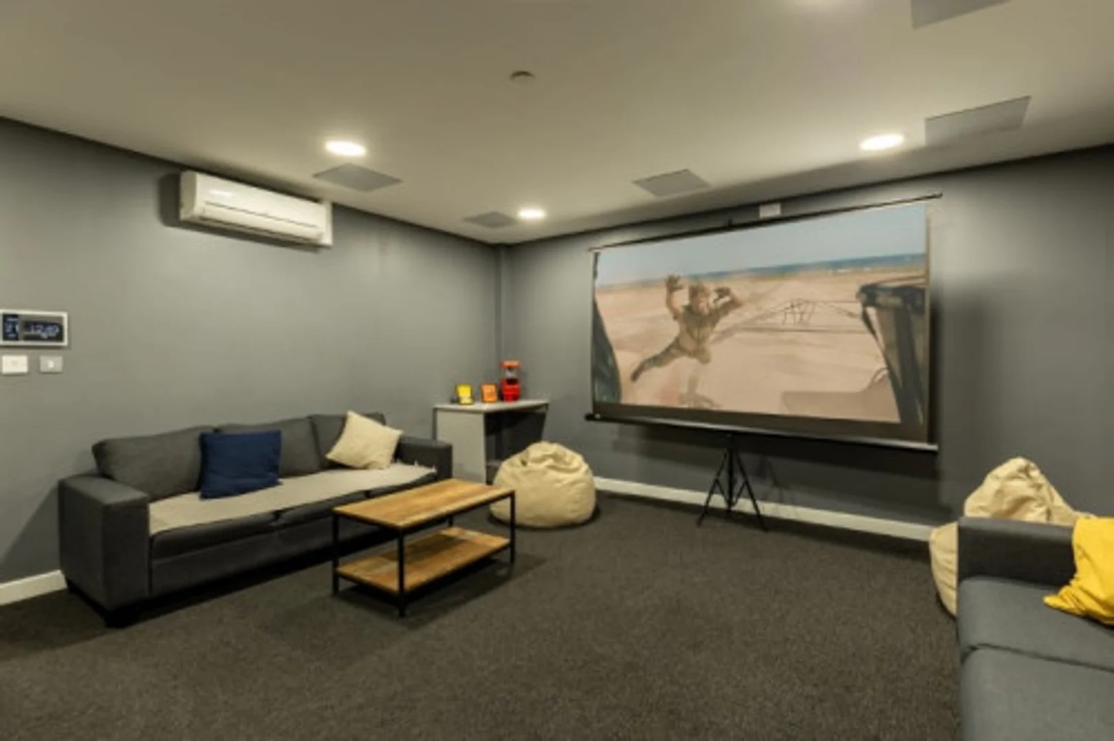 Chambre confortable pour étudiants disponible dans 