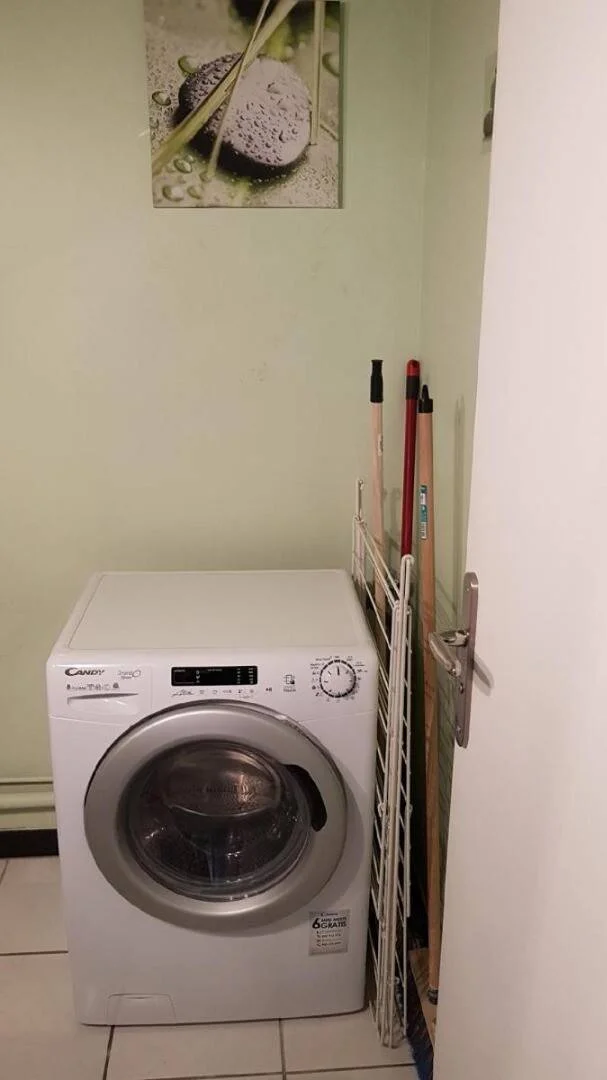 Chambre confortable pour étudiants disponible dans 
