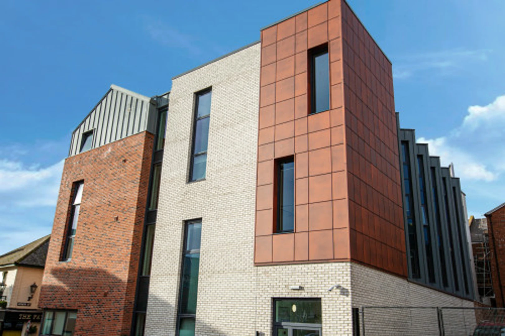 经济实惠的学生房间，在有充足的照明