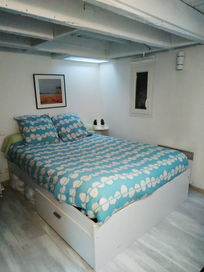 Affordable room for students with ample lighting in 