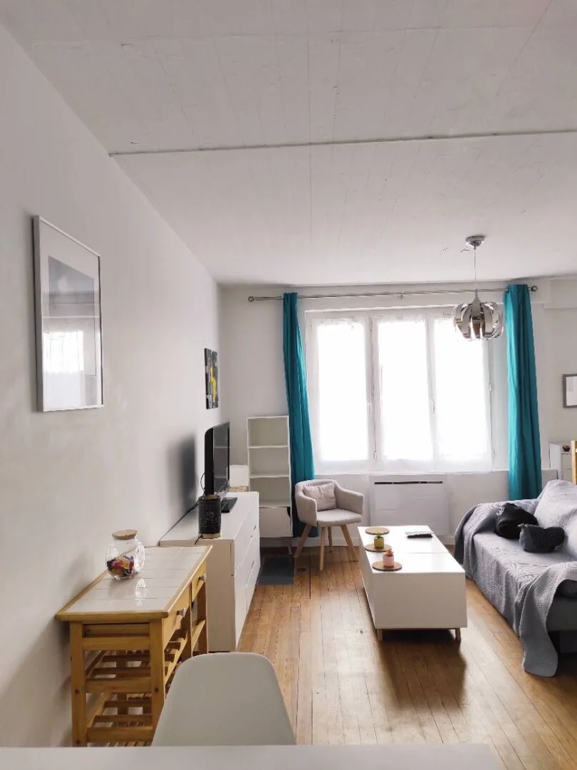 Bright and airy student room with easy university access in 