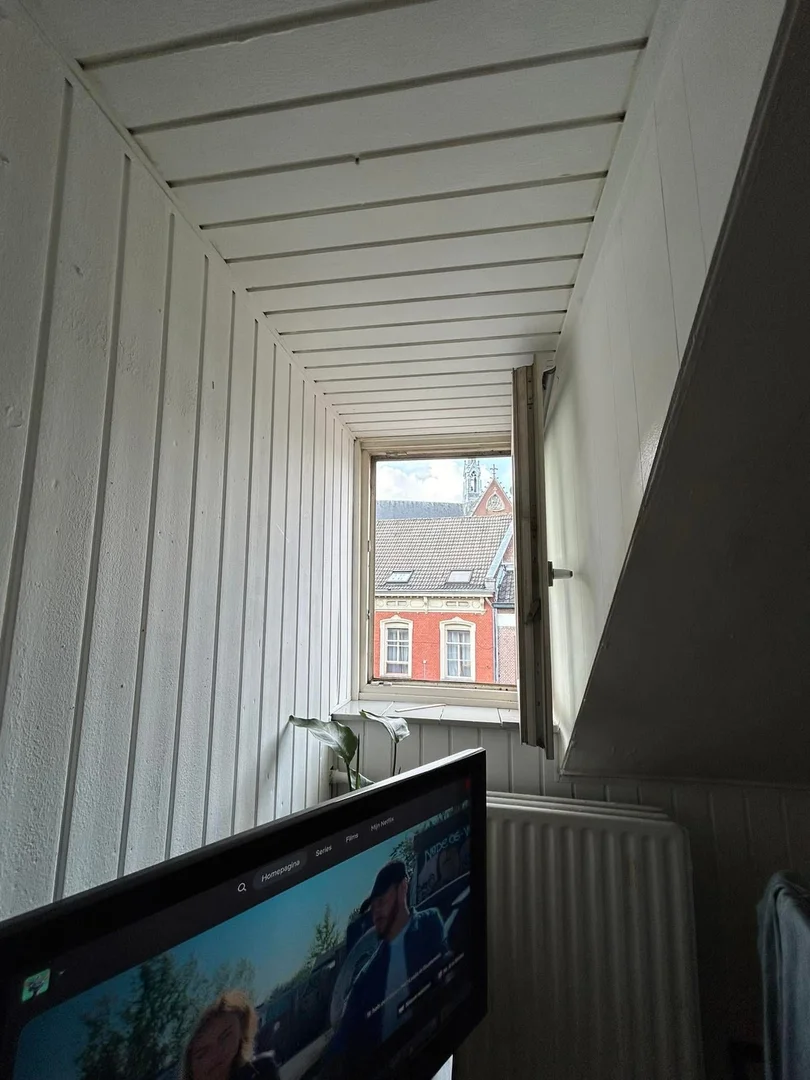 Quarto de estudante confortável e espaçoso em 