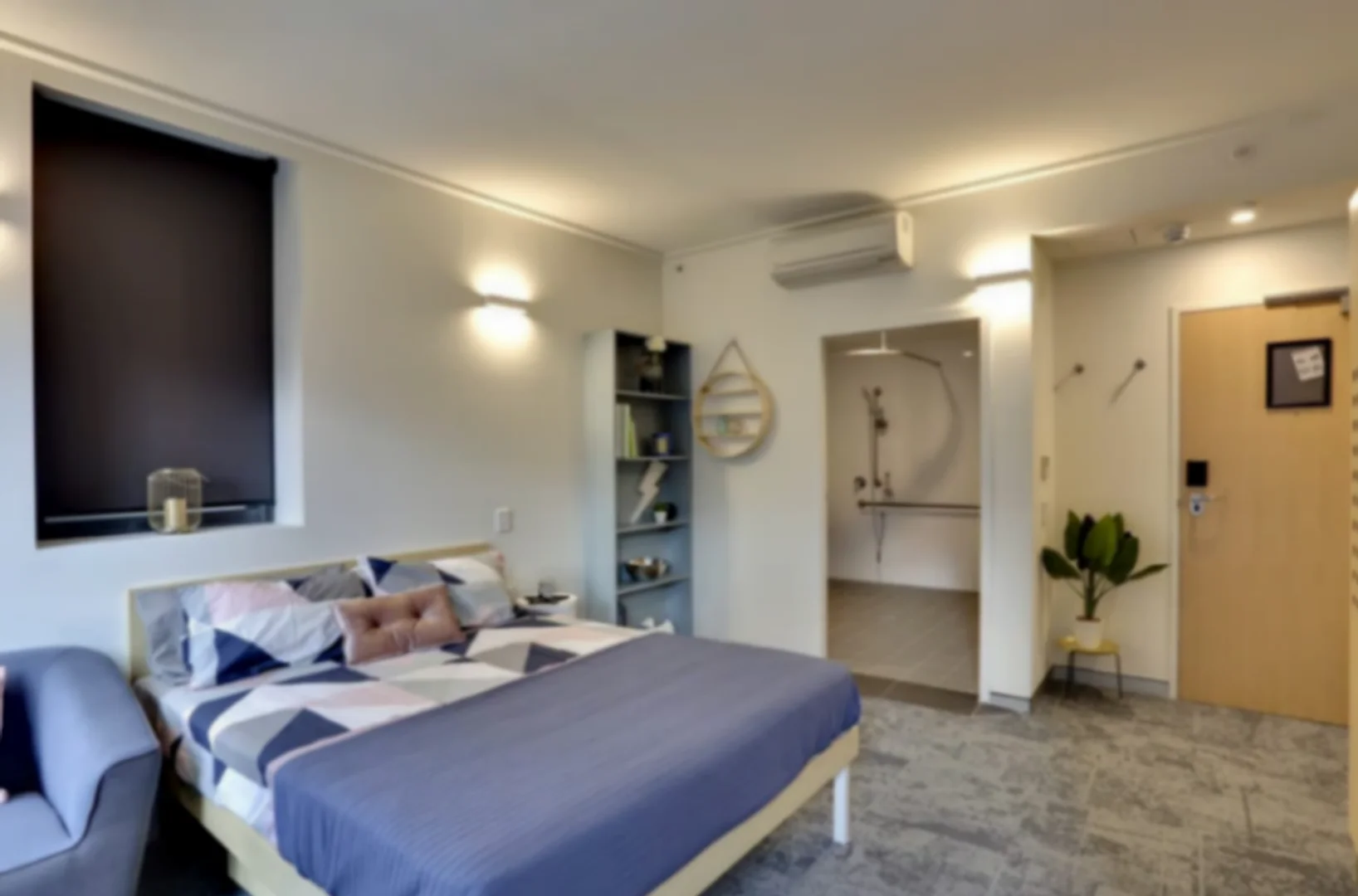 Quarto acessível para estudantes com iluminação ampla em 
