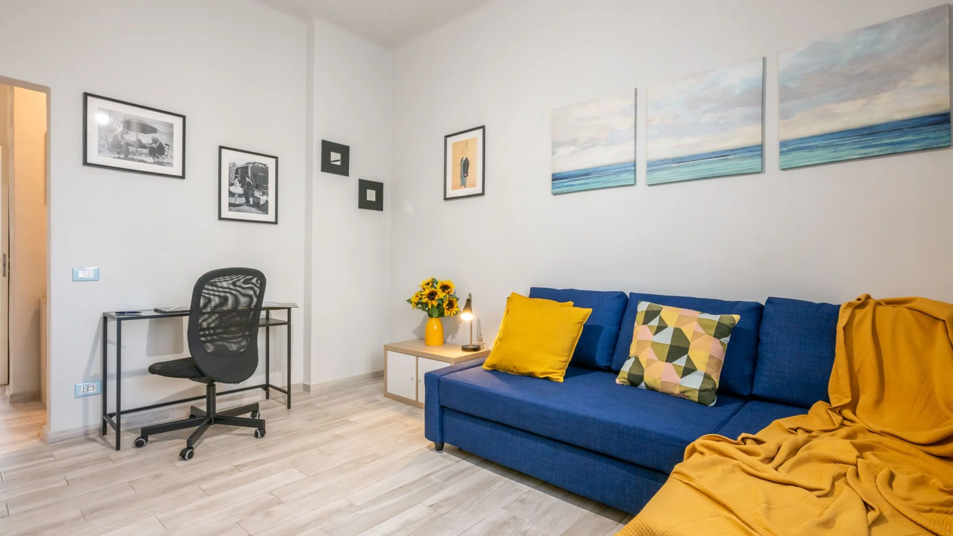 Quarto de estudante luminoso e arejado com acesso fácil à universidade em 