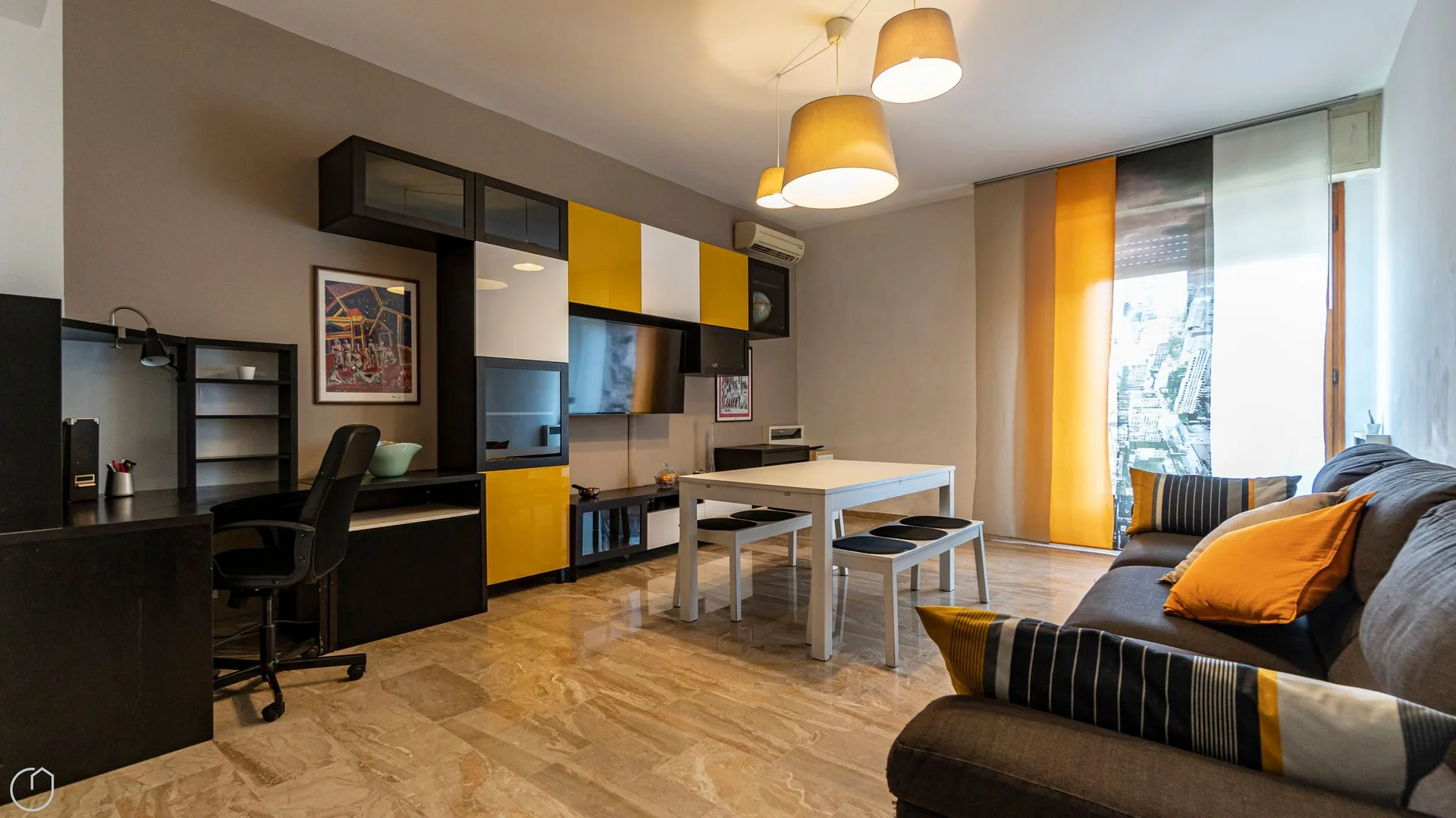 Habitación estudiantil amplia y cómoda en 