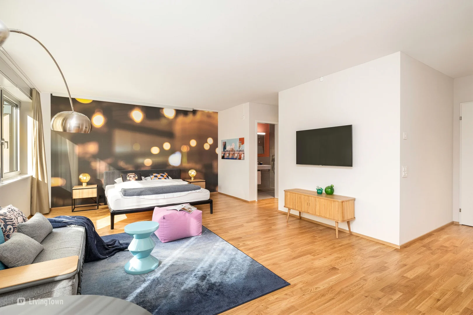 Studentenzimmer in  mit Arbeitsbereich und Gemeinschaftseinrichtungen