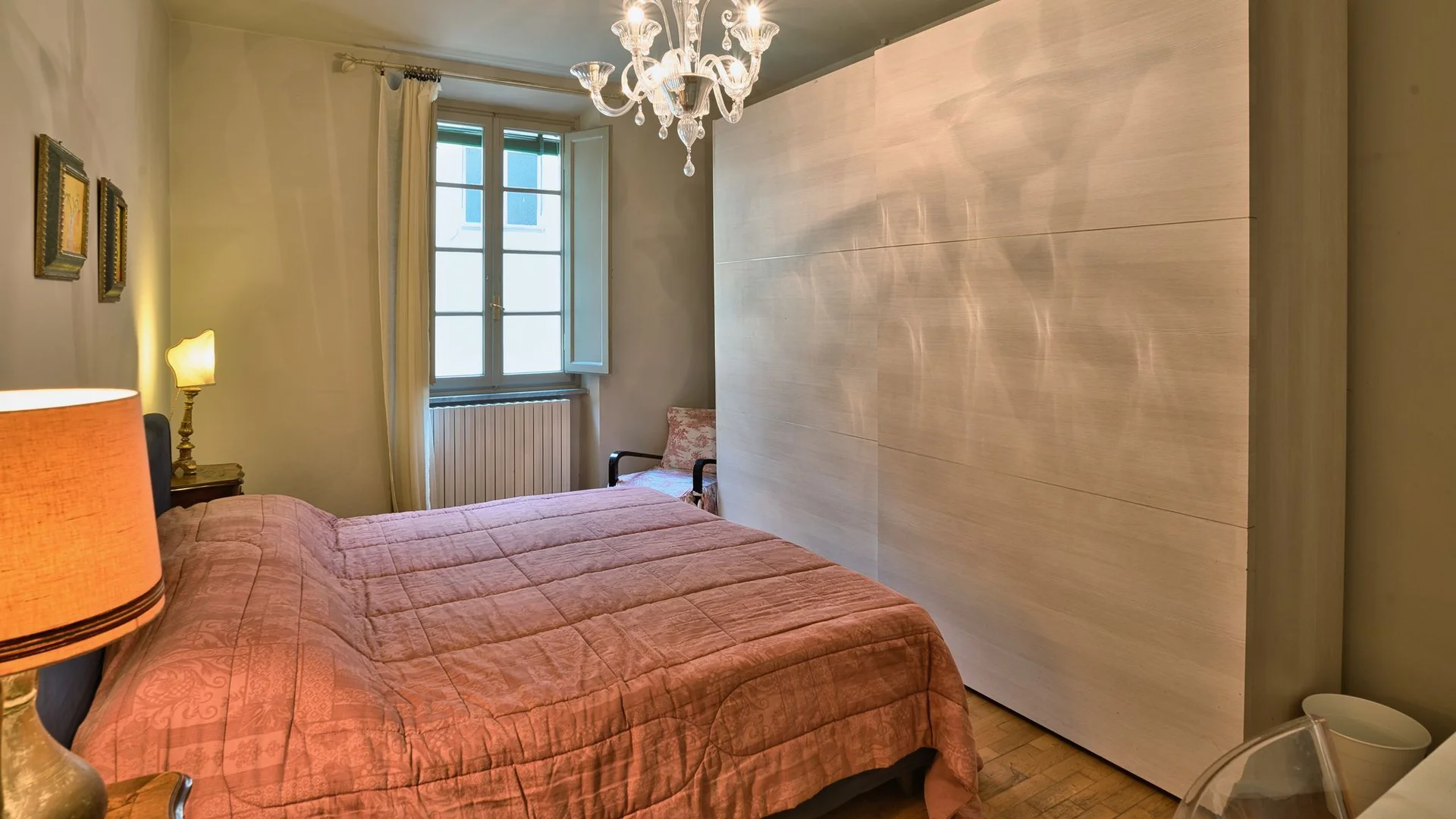 Quarto de estudante em  com área de estudo e instalações partilhadas