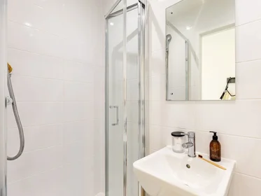 Habitación privada en residencia en 78 Rolls Rd, London SE1 5DU, United Kingdom, imagen 10 de 33