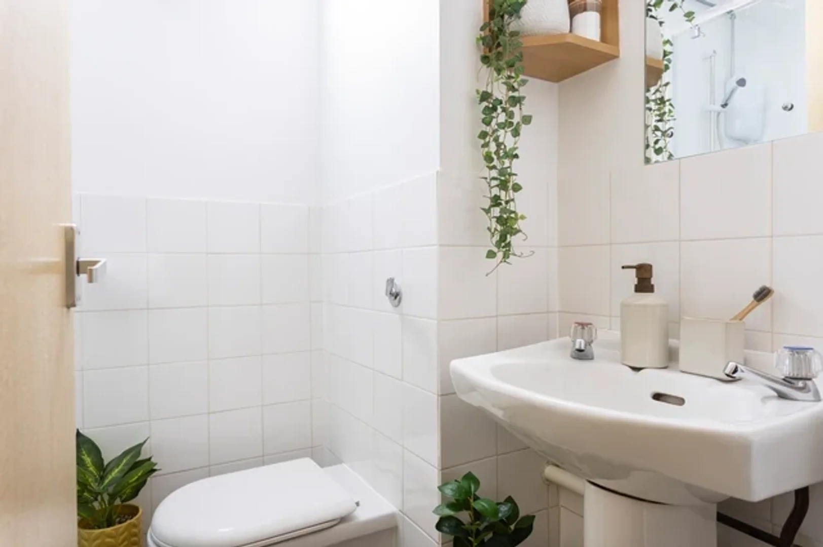 Habitación estudiantil luminosa y aireada con fácil acceso a la universidad en 