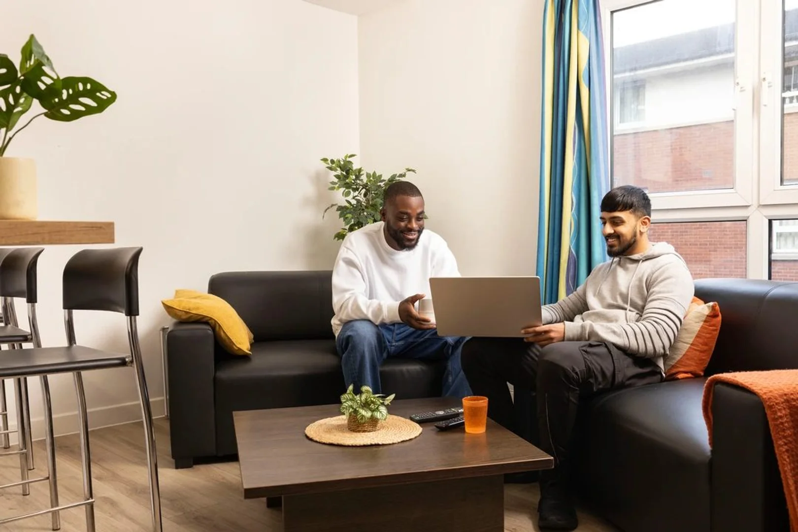 Habitación estudiantil funcional perfecta para estudiar en 