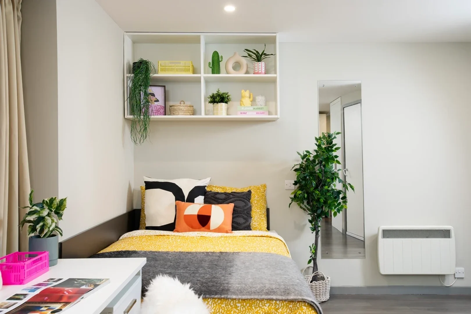 Comfortable and spacious student room in 