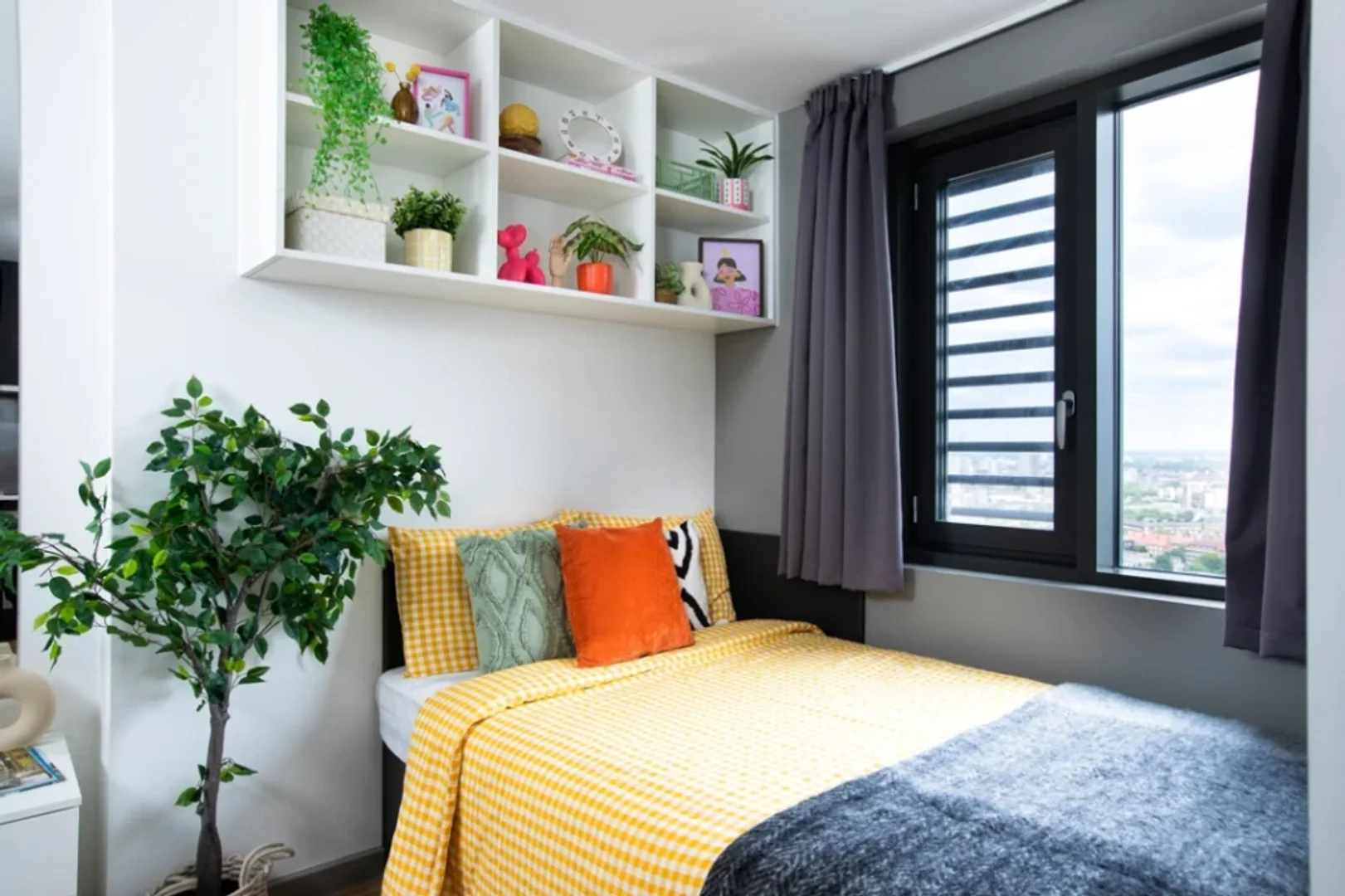 Comfortable and spacious student room in 