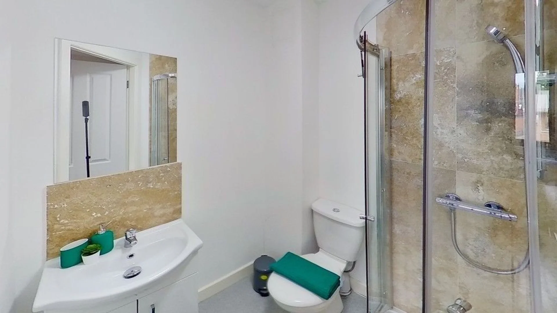 Habitación estudiantil funcional perfecta para estudiar en 