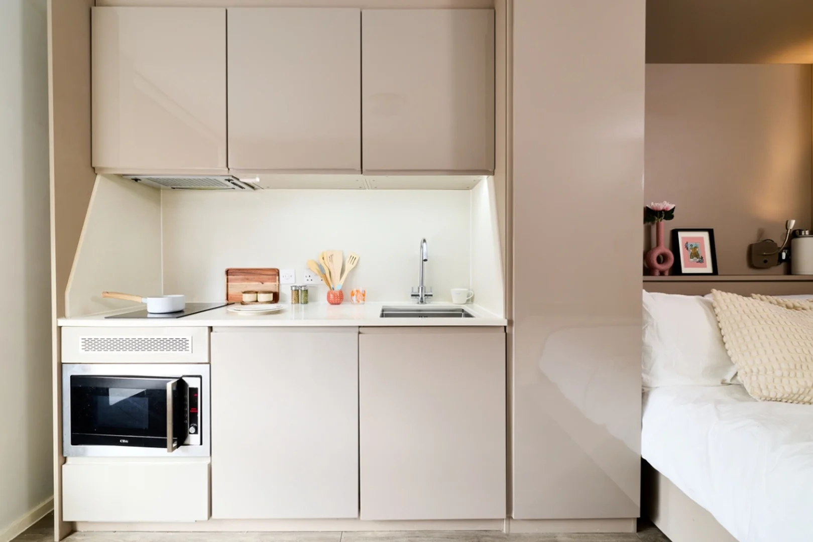 Student-friendly studio with excellent transport links in 
