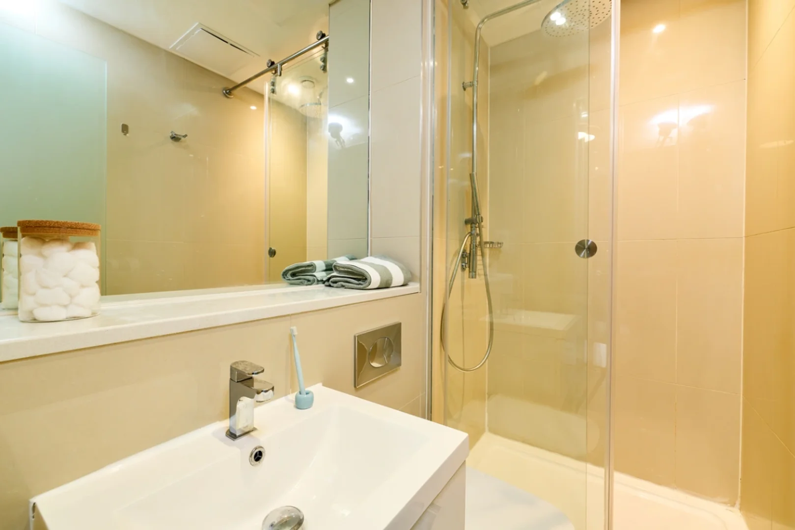 Modern student studio with complete amenities in 