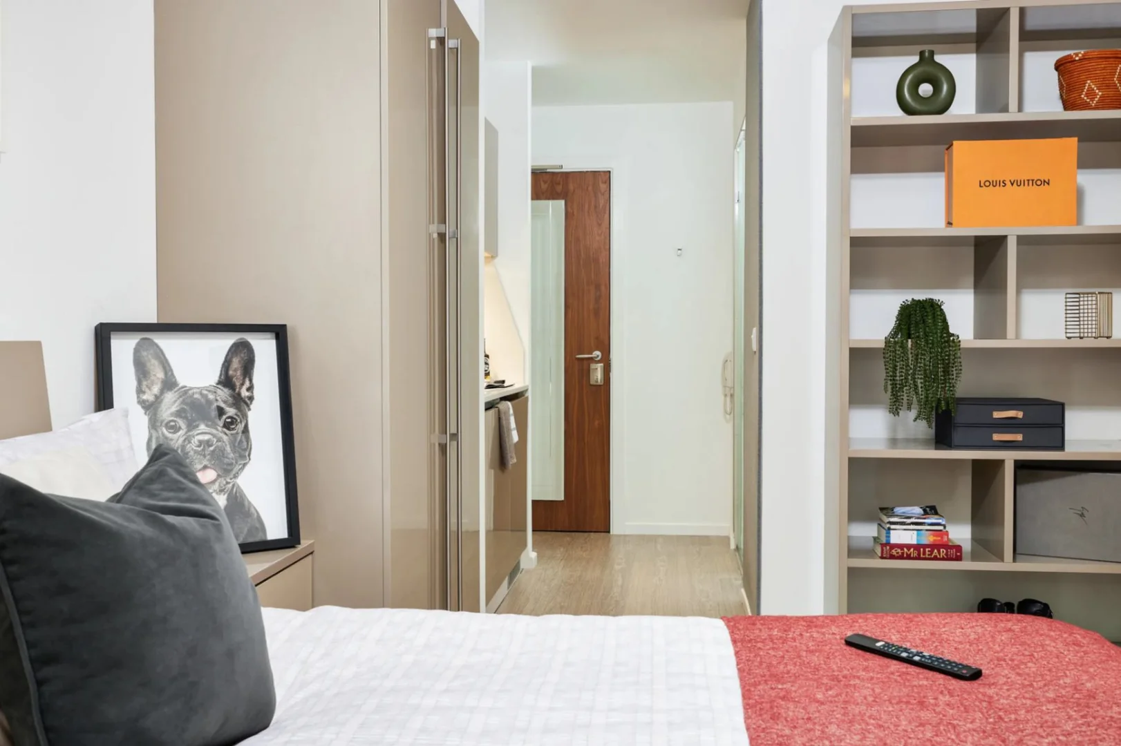 Chic studio apartment near campus in 