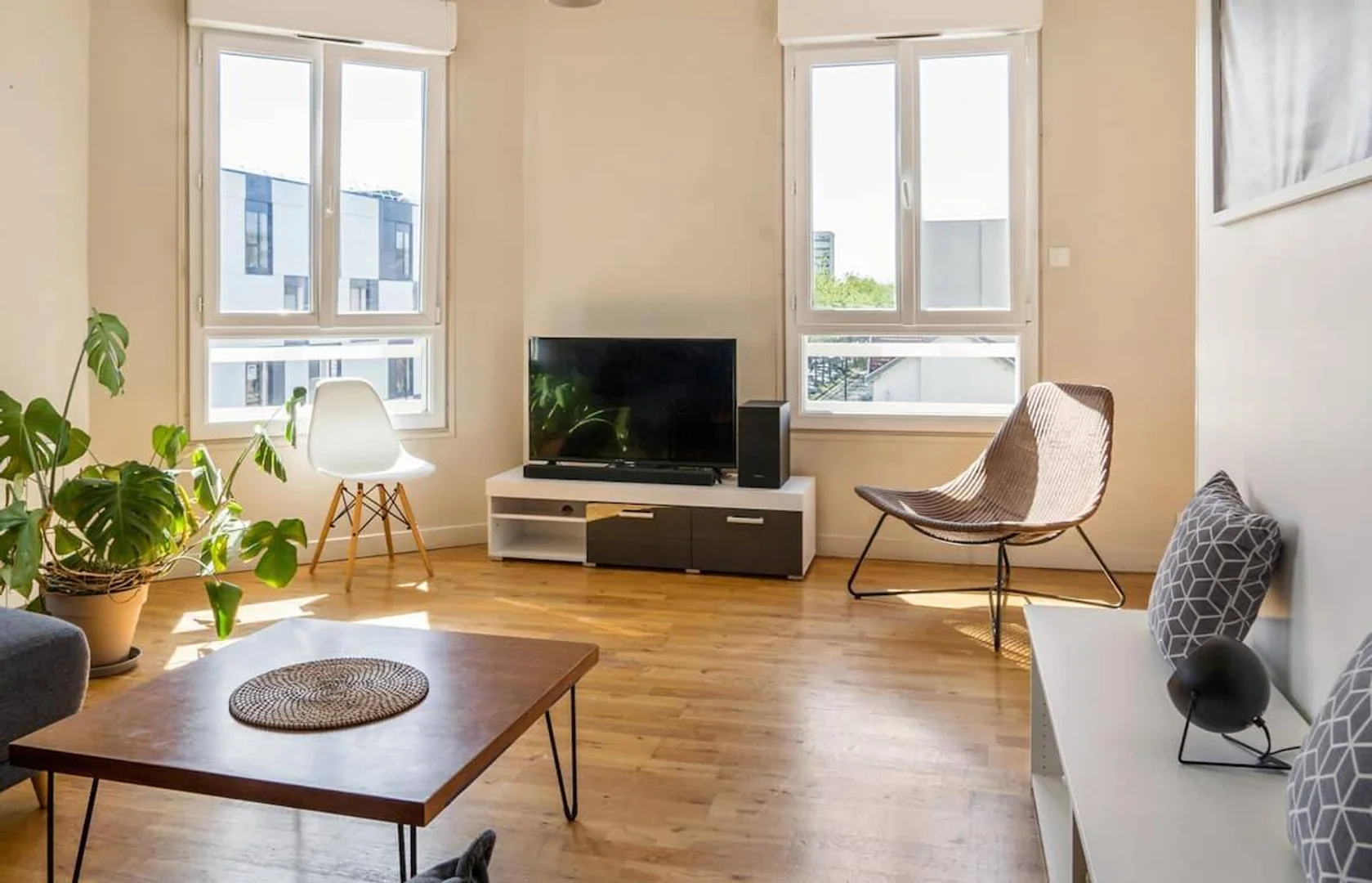 Affordable room for students with ample lighting in 