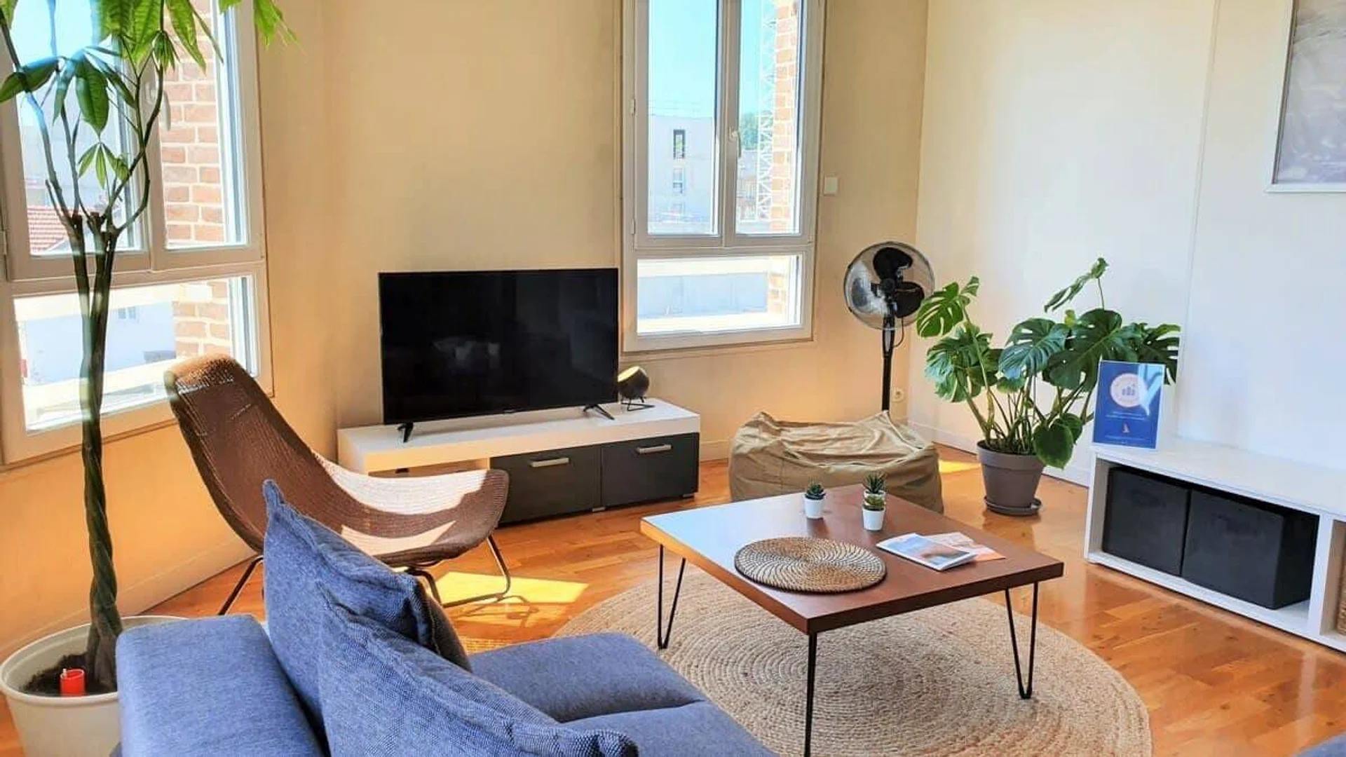 Bright and airy student room with easy university access in 