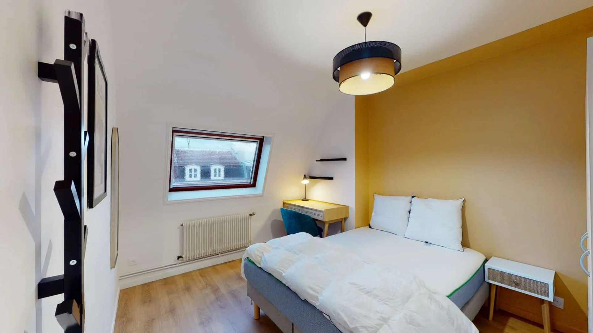 Bright and airy student room with easy university access in 