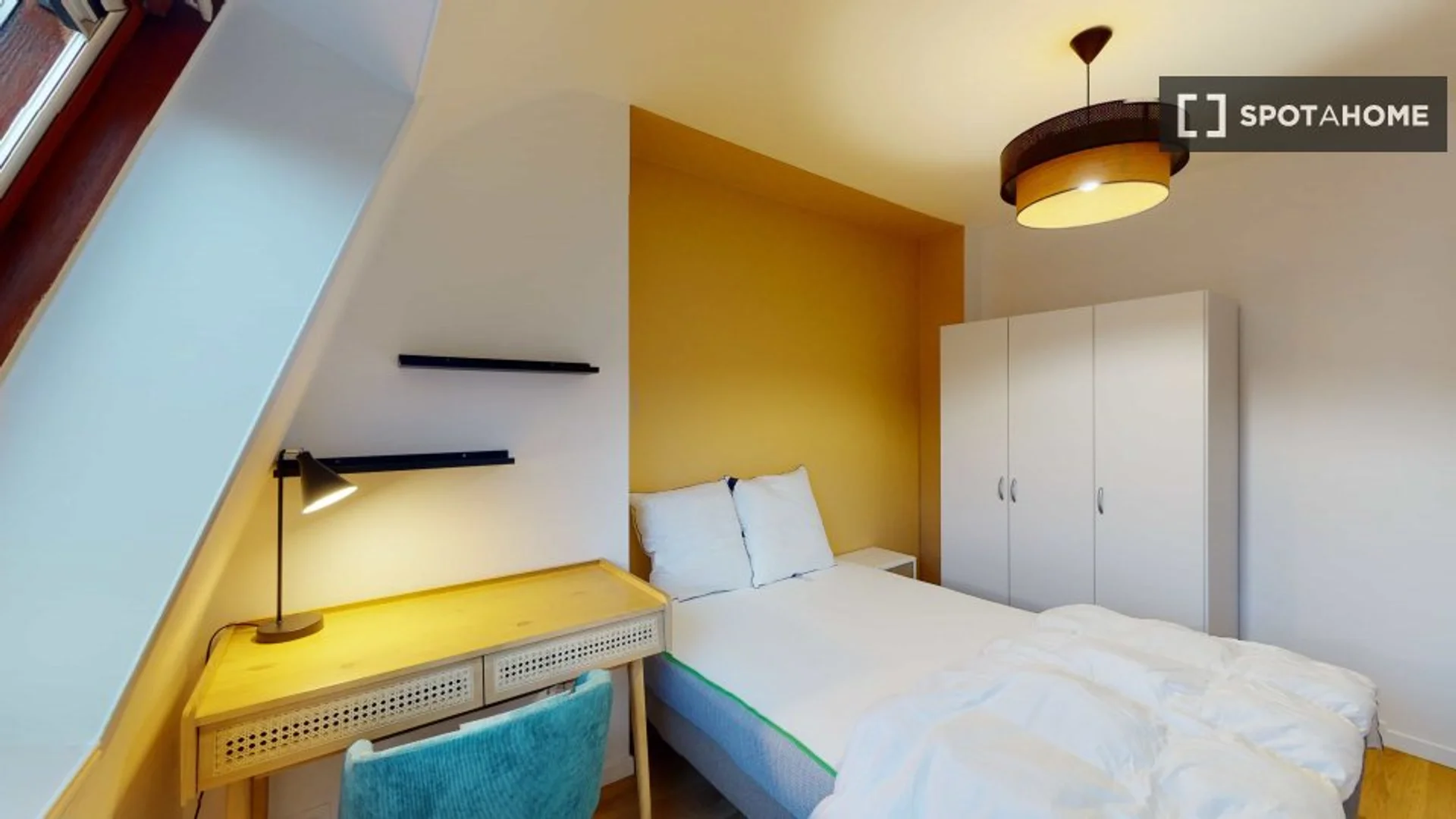 Functional student room perfect for studying in 