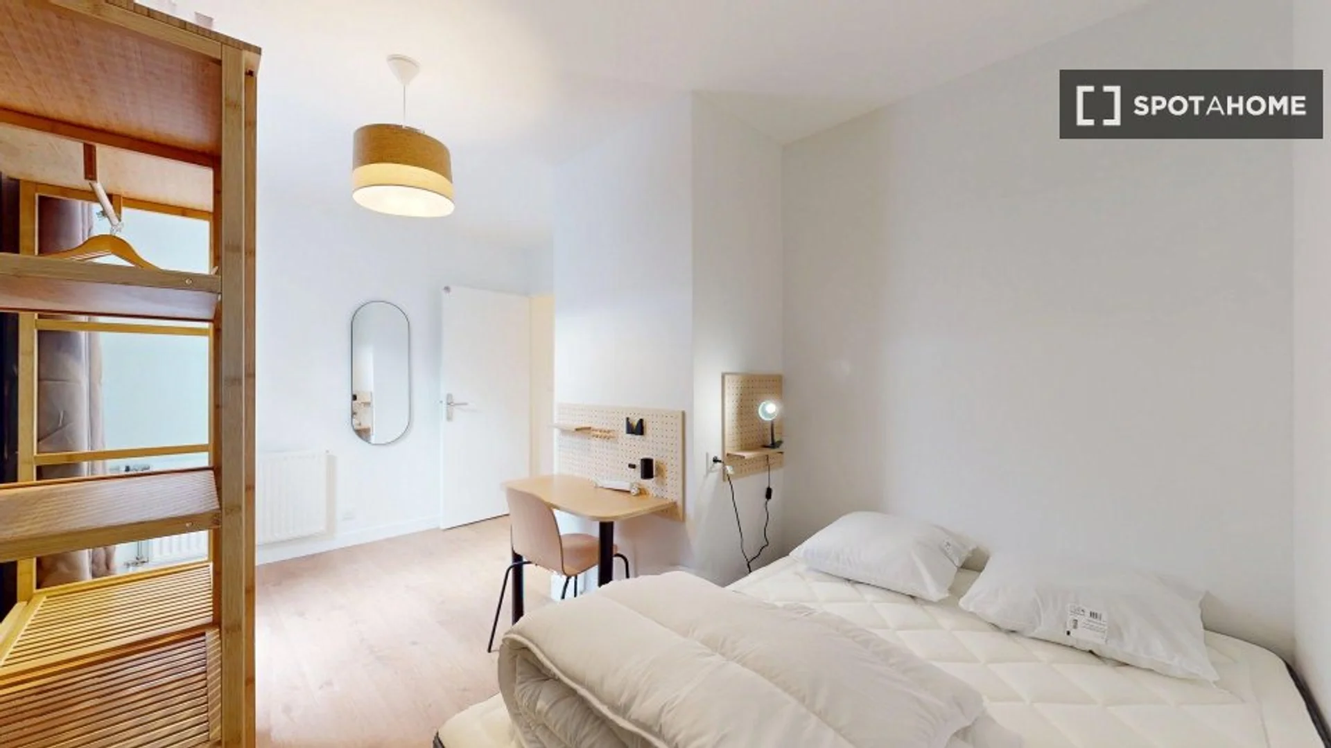 Habitación estudiantil luminosa y aireada con fácil acceso a la universidad en 