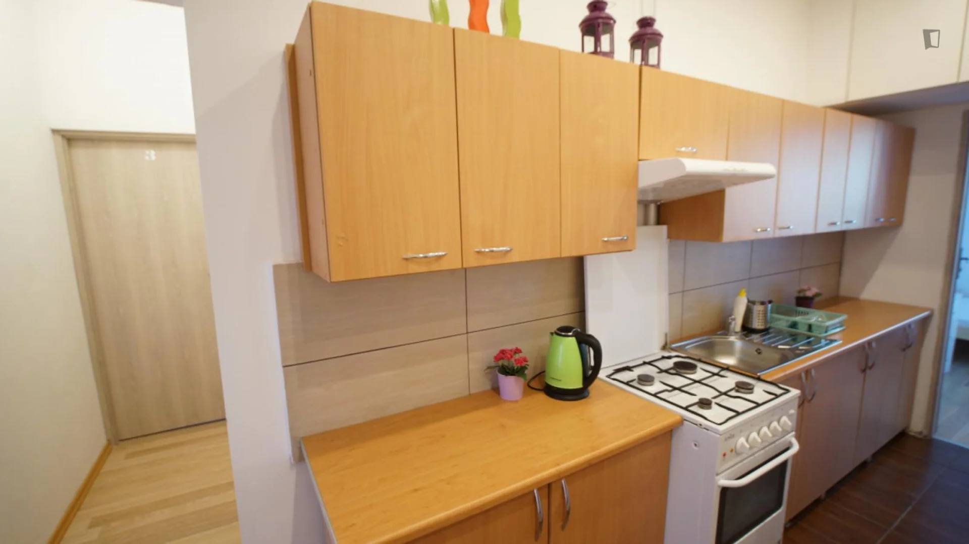 Habitación estudiantil luminosa y aireada con fácil acceso a la universidad en