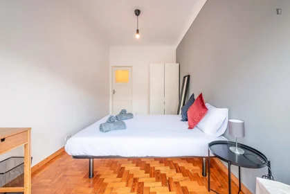 Private room at Alameda das Linhas de Torres, image 1 of 10