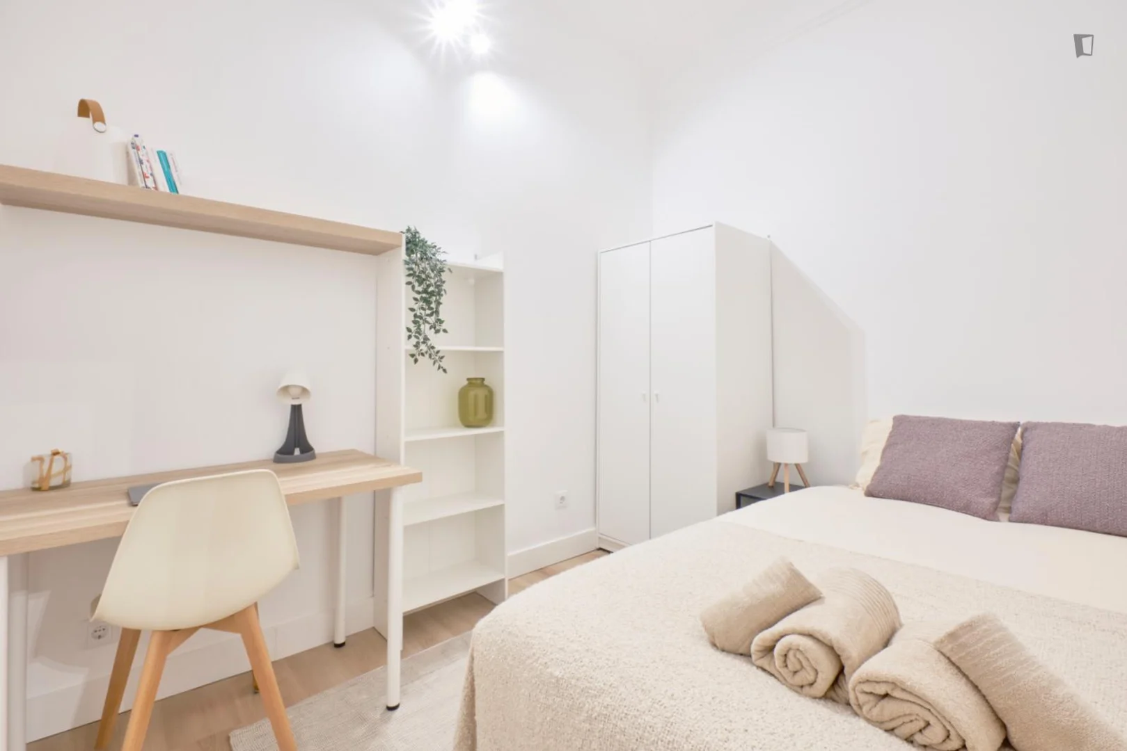 Chambre d'étudiant lumineuse et aérée avec accès facile à l'université dans 